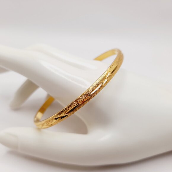 Vintage Crown Trifari Thin Etched Gold Plated Bangle - Size M - Picture 8 of 9